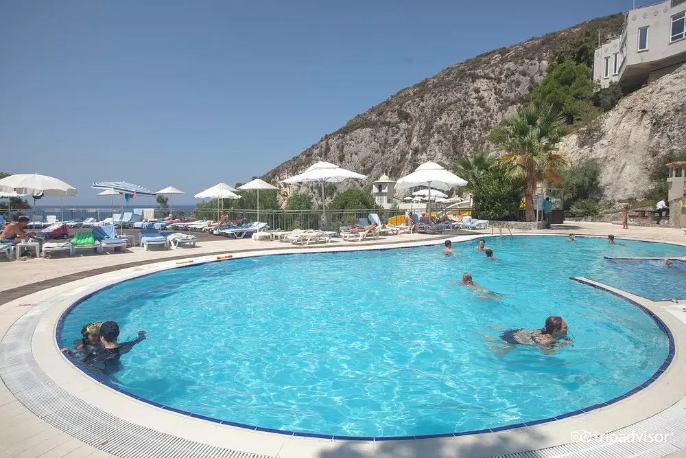 استخر Ladonia Adakule